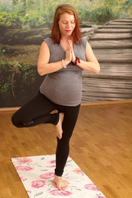 cvičení těhotenské jógy v poloze v leže